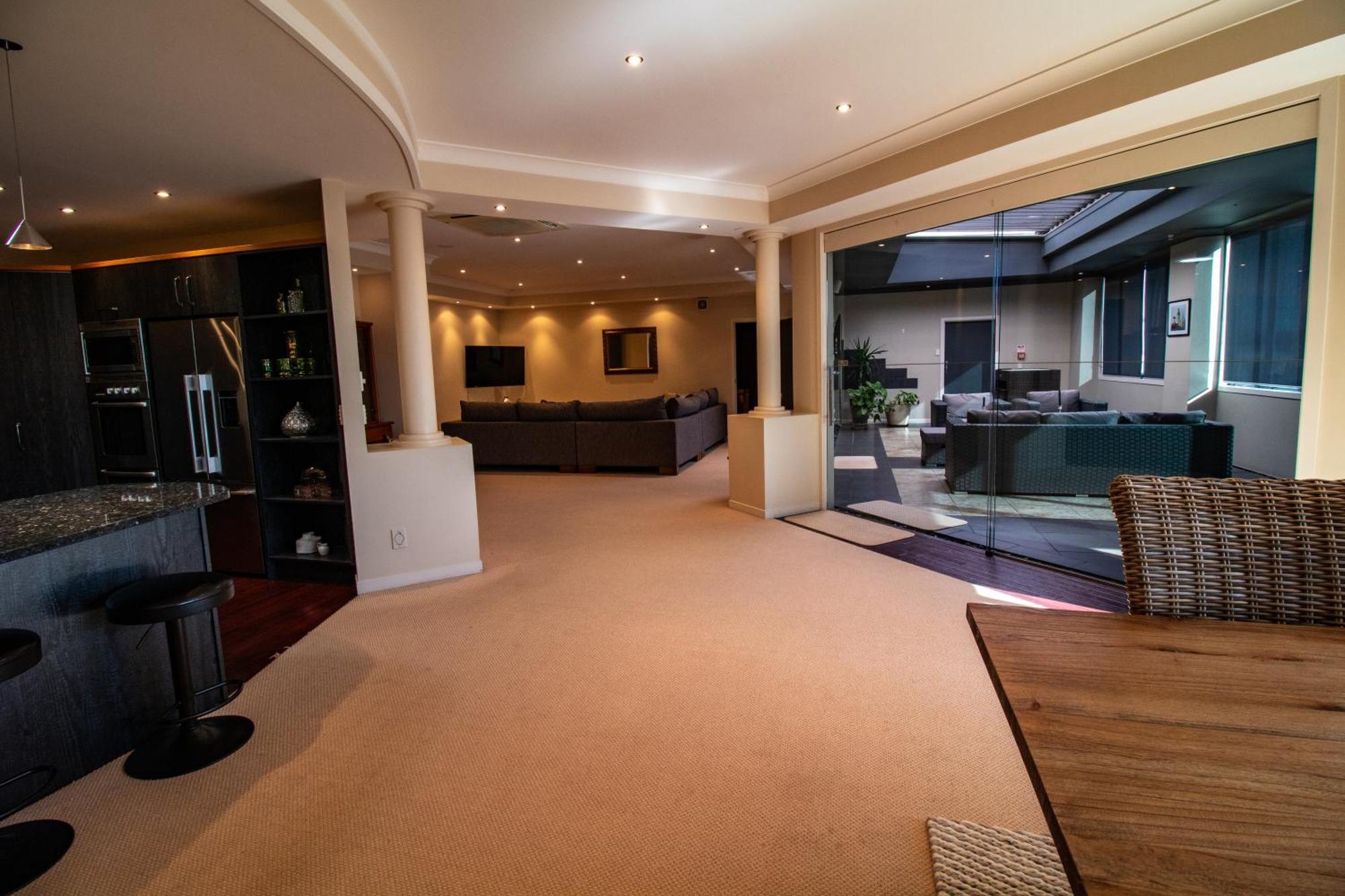Large Luxury Apartment Located Right In Town Τούπο Εξωτερικό φωτογραφία
