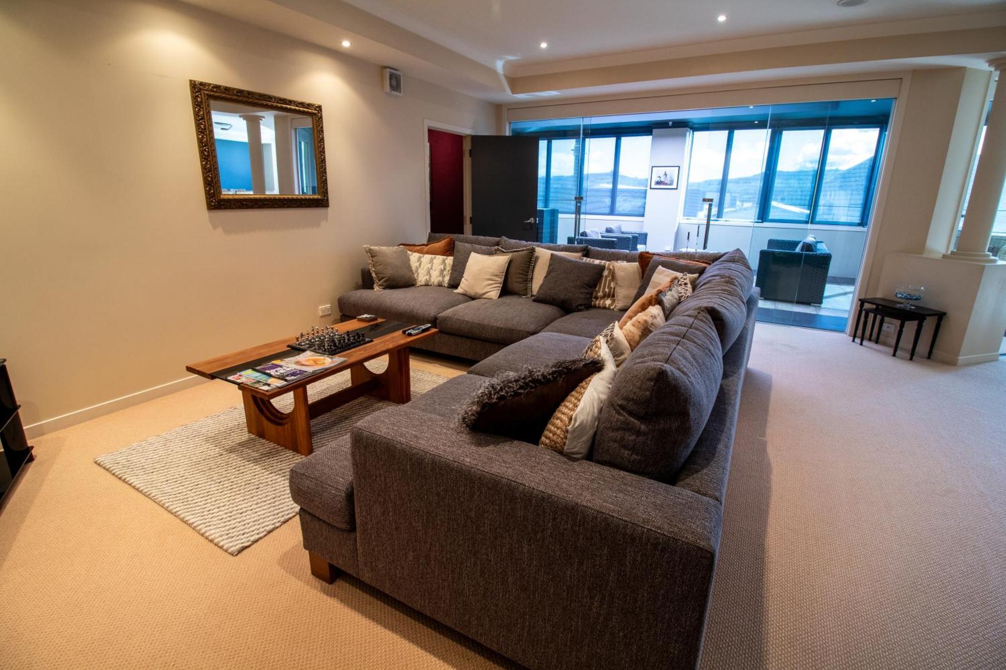 Large Luxury Apartment Located Right In Town Τούπο Εξωτερικό φωτογραφία